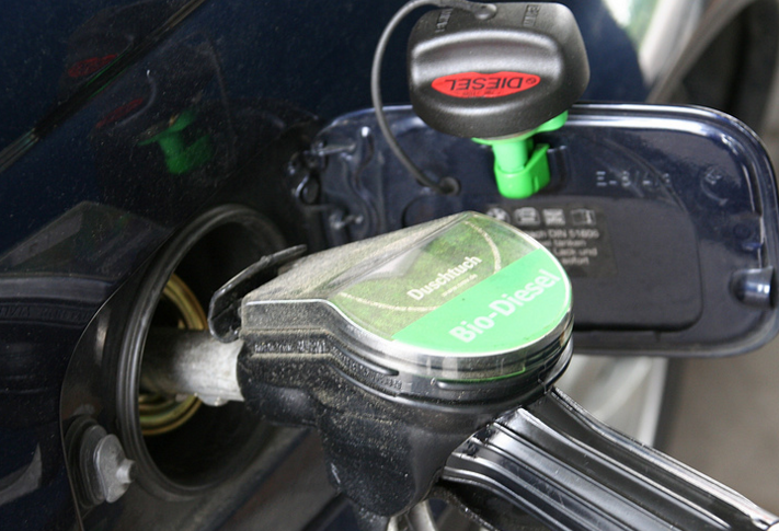 正在加油的汽车.赛襄轴承网站资讯
